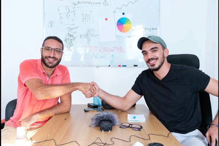 Amine Riahi shaking hands with the StudentTalks host in front of an “Epilert x Student Mag Podcast” whiteboard